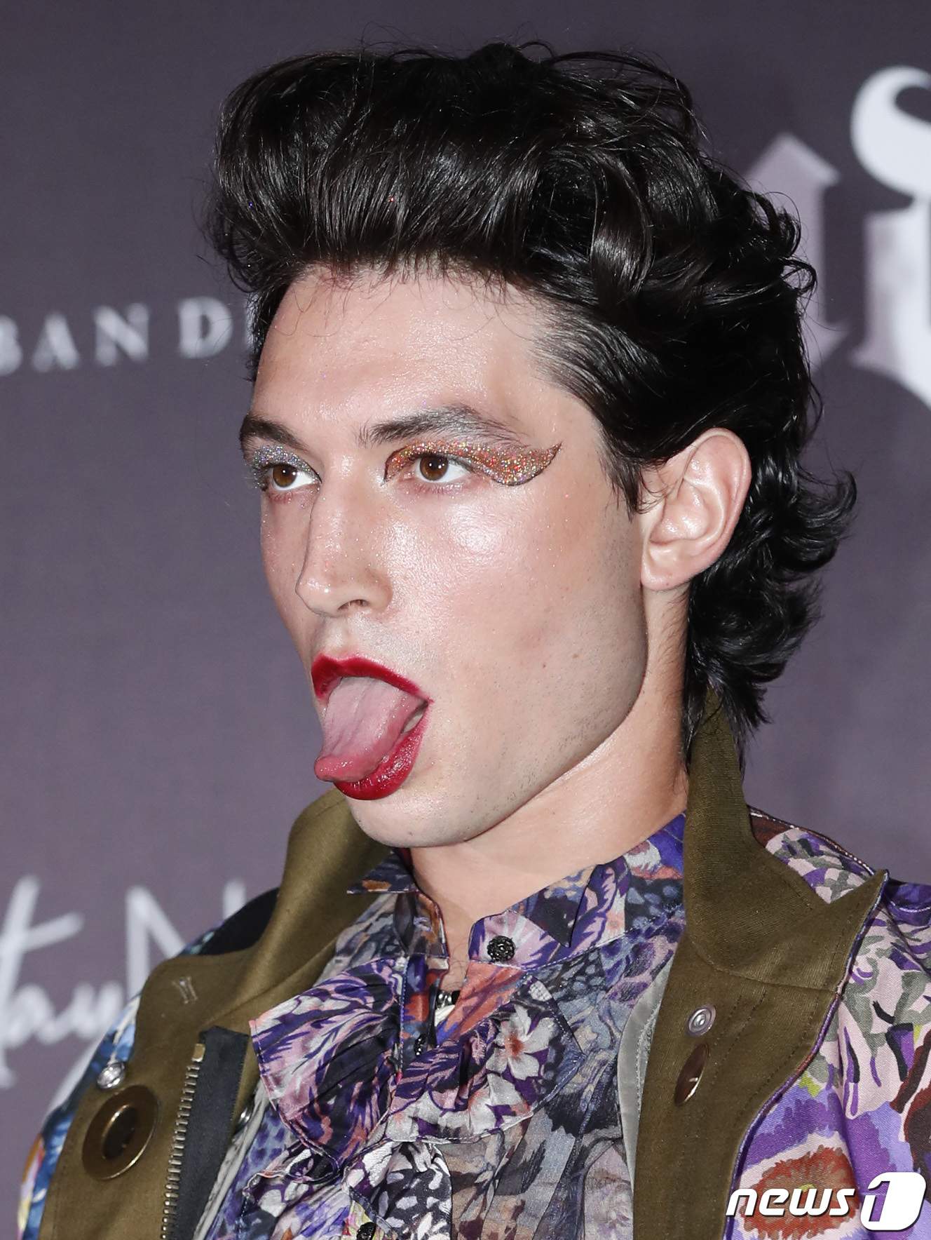 (서울=뉴스1) 권현진 기자 = 할리우드 배우 에즈라 밀러(Ezra Matthew Miller)가 20일 오후 서울 논현동 한 매장에서 열린 포토 행사에 참석해 포즈를 취하고 있다 …