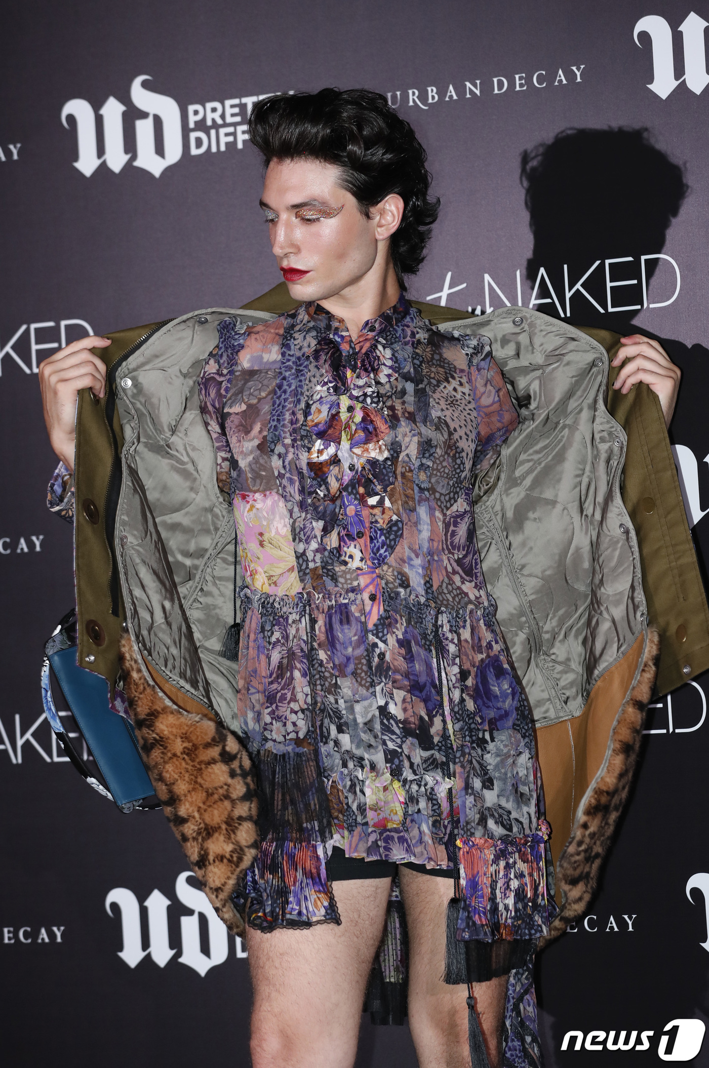 (서울=뉴스1) 권현진 기자 = 할리우드 배우 에즈라 밀러(Ezra Matthew Miller)가 20일 오후 서울 논현동 SJ 쿤스트할레에서 열린 어반디케이의 신제품 스테이 네이 …