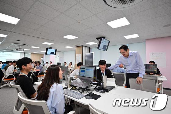 이재용 부회장, 삼성 청년 소프트웨어아카데미 광주 교육센터 방문