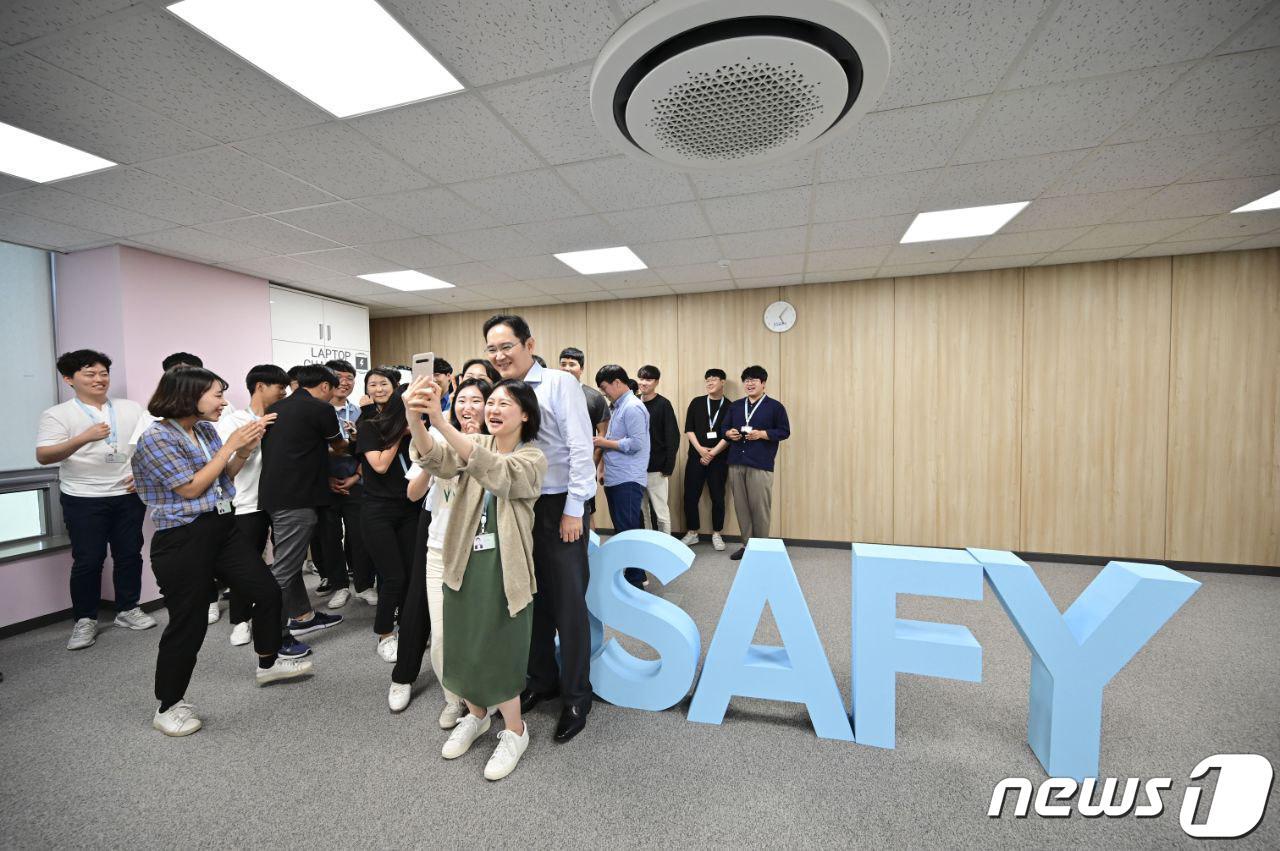 본문 이미지 - 이재용 삼성전자 부회장이 2019년 8월 20일 삼성 청년 소프트웨어아카데미 광주 교육센터를 방문해 교육을 참관하고 소프트웨어 교육생과 기념촬영을 하고 있다. (삼성전자 제공) 2019.8.20/뉴스1