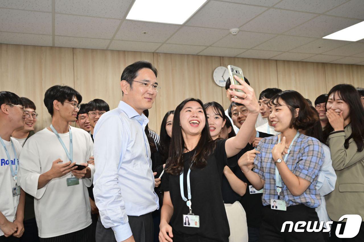 본문 이미지 - 이재용 삼성전자 부회장이 2019년 8월 20일 삼성 청년 소프트웨어아카데미 광주 교육센터를 방문해 교육을 참관하고 소프트웨어 교육생들과 셀카를 찍고 있다. (삼성전자 제공) 2019.8.20/뉴스1