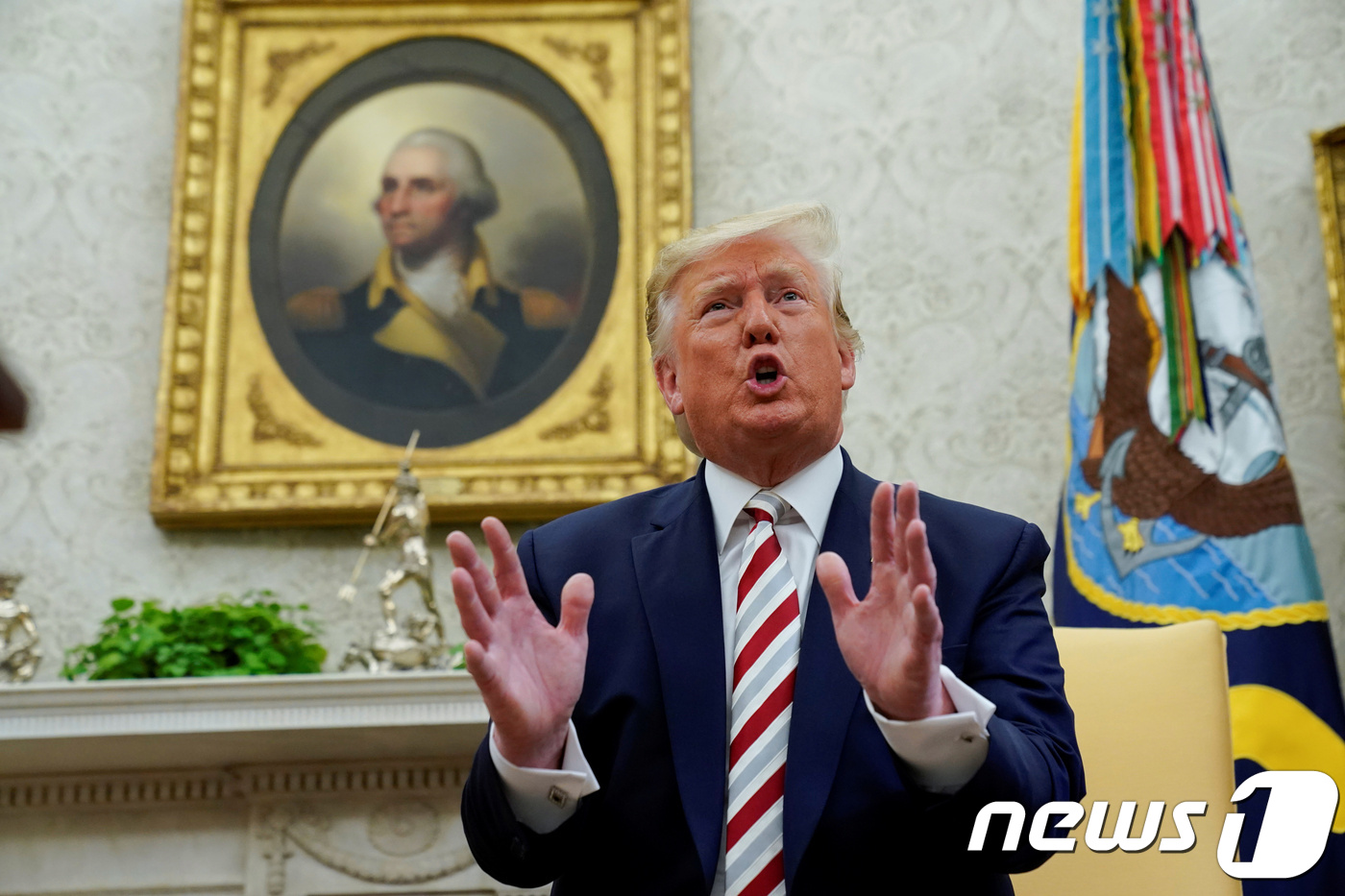 (워싱턴DC 로이터=뉴스1) 이원준 기자 = 도널드 트럼프 대통령이 20일(현지시간) 백악관에서 클라우스 요하니스 루마니아 대통령과 정상회담에 앞서 취재진과 질의응답을 하고 있다. …