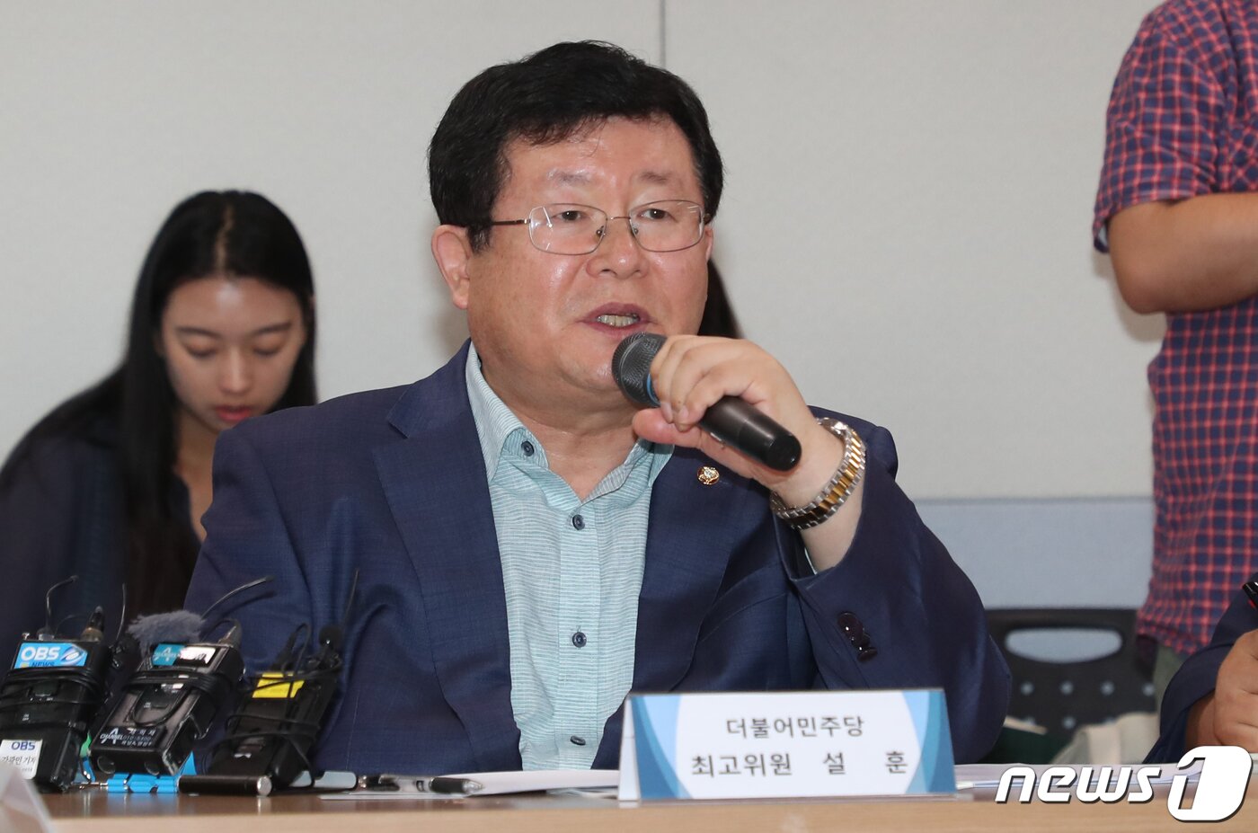 본문 이미지 - 설훈 더불어민주당 최고위원이 21일 오전 충남 공주시 솔브레인 공주공장 두드림센터 3층 대회의실에서 열린 현장최고위원회의에서 인사말을 하고 있다. 2019.8.21/뉴스1 ⓒ News1 주기철 기자