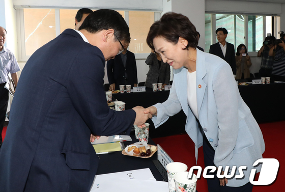 서울시 구청장들과 인사하는 김현미 장관