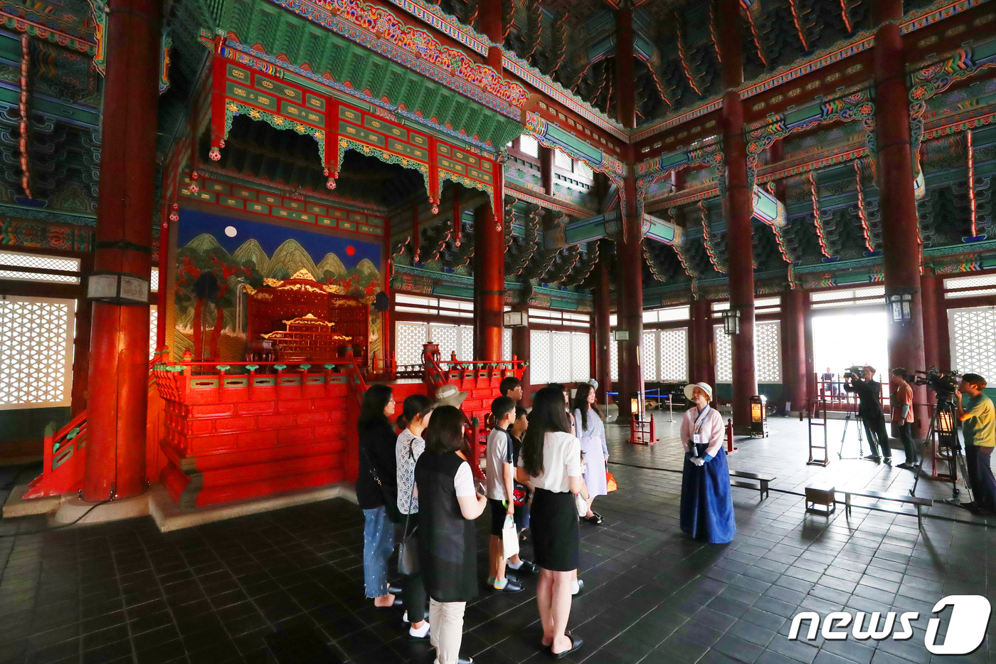 (서울=뉴스1) 민경석 기자 = 21일 서울 종로구 경복궁 근정전에서 '근정전 내부 특별관람'을 신청해 선정된 시민들이 내부를 둘러보고 있다.경복궁의 법전인 국보 제223호 근정전 …