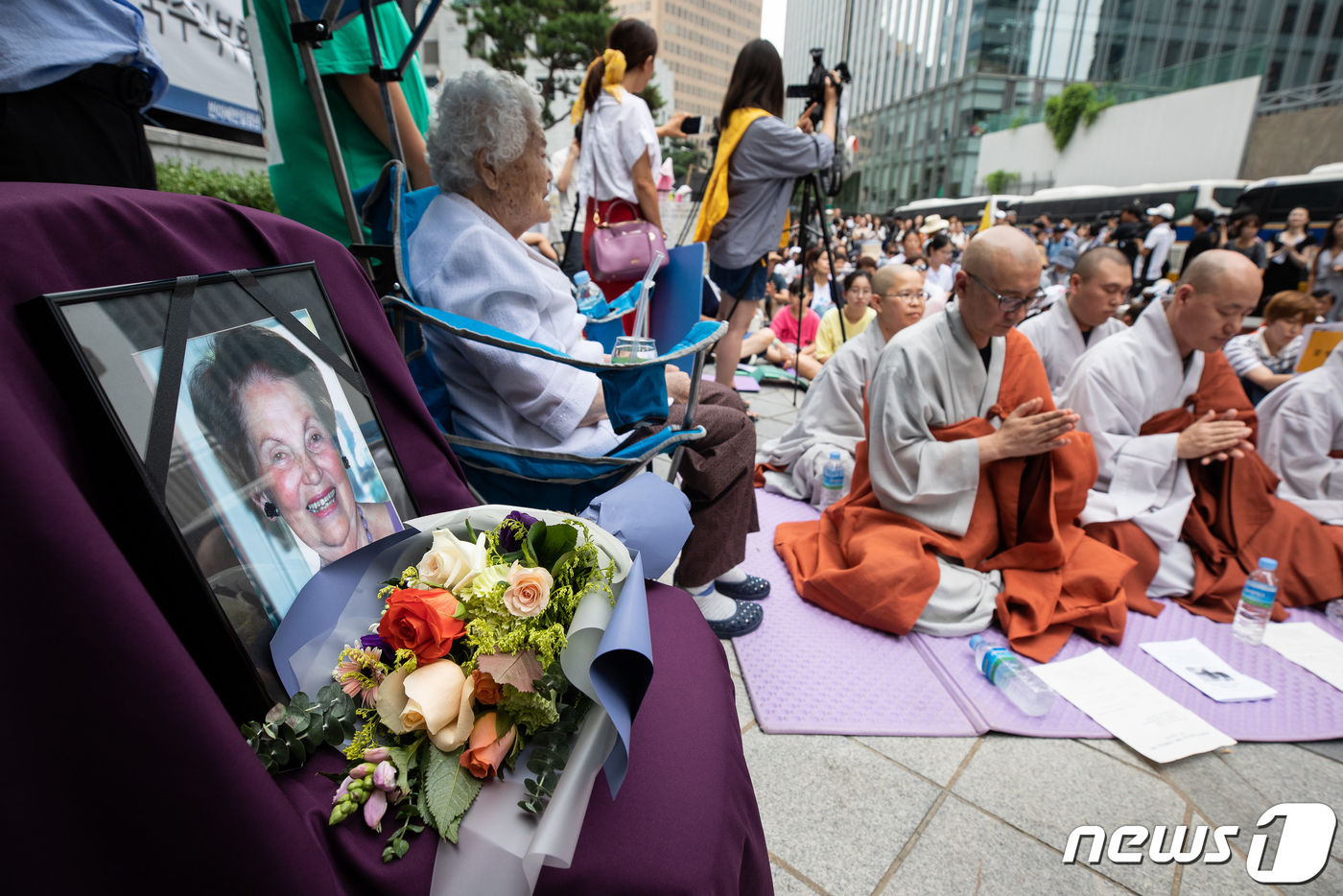 (서울=뉴스1) 유승관 기자 = 일본군 위안부 피해자 고(故) 얀 루프 오헤른의 영정이 21일 서울 종로구 옛 일본대사관 앞에서 열린 제1401차 일본군 성노예제 문제 해결을 위한 …