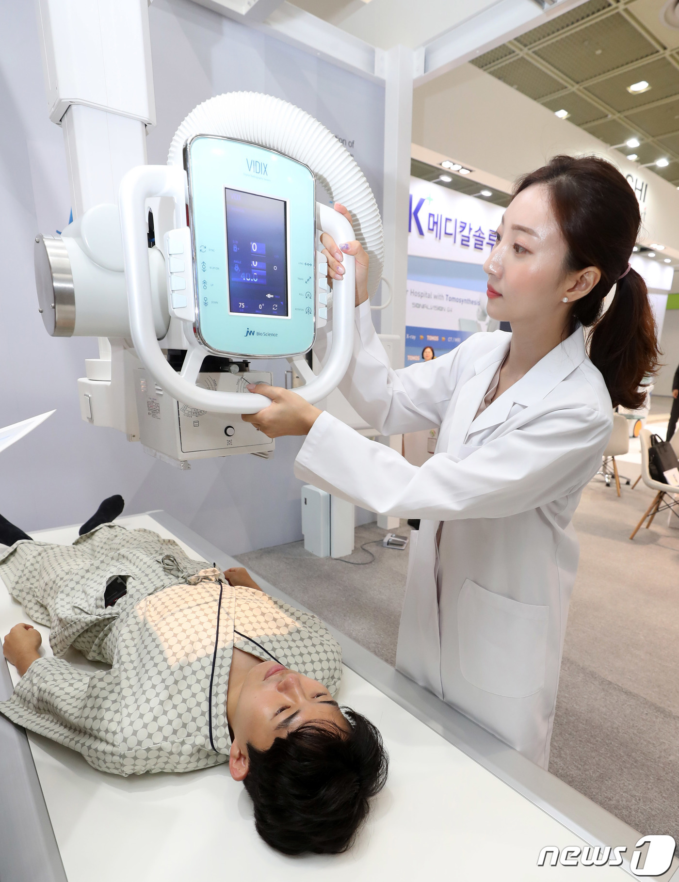 (서울=뉴스1) 이동해 기자 = 21일 서울 강남구 코엑스에서 열린 제6회 국제 병원의료산업박람회에서 JW메디칼 관계자가 디지털 엑스레이 '비딕스 비(VIDIX B)를 시연하고 있 …