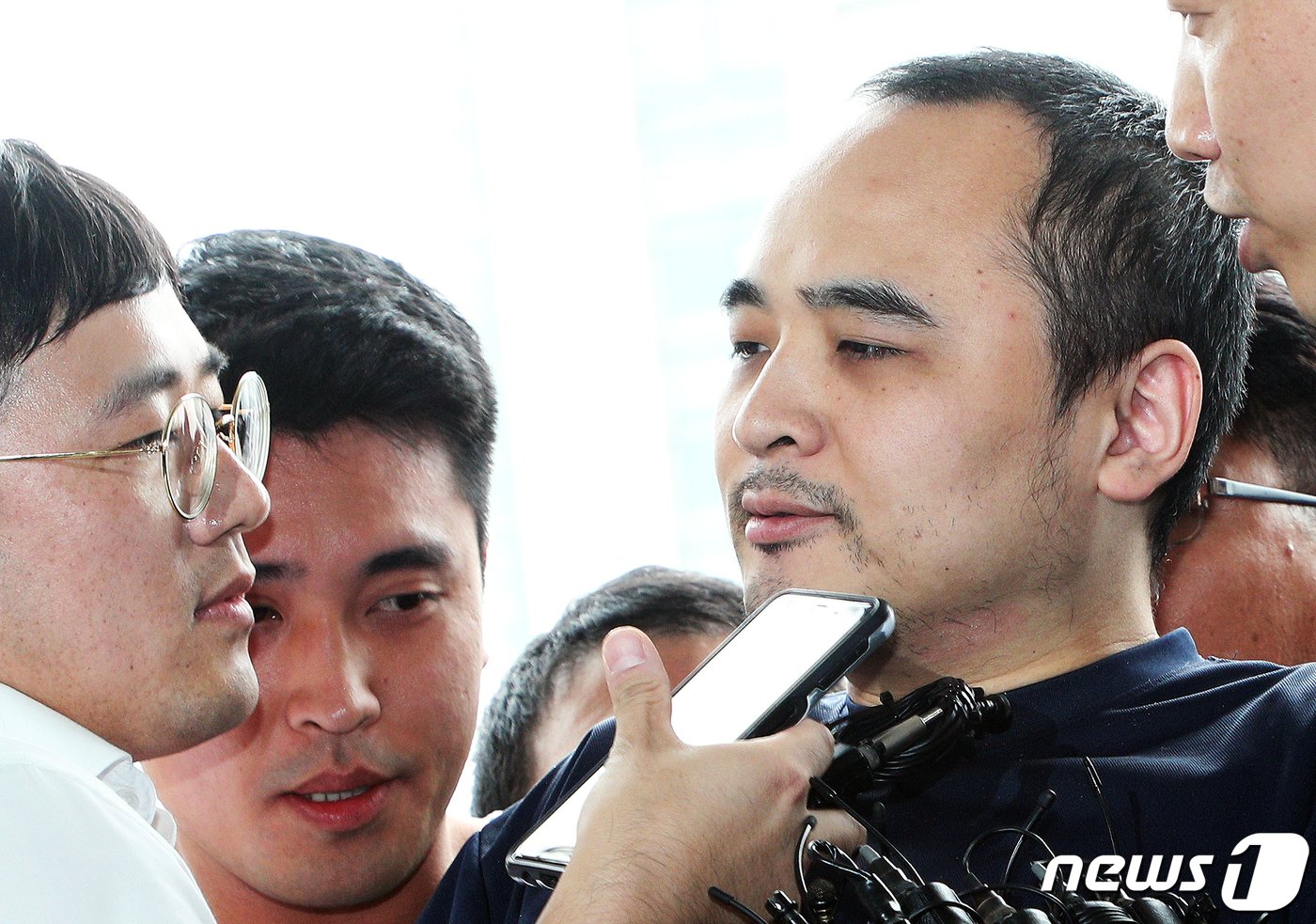 본문 이미지 - 모텔 손님을 살해한 뒤 시신을 훼손해 한강에 유기한 혐의로 구속된 장대호가 2019년 8월 21일 오후 경기 고양경찰서로 조사를 받기 위해 이송되며 취재진 질문에 답하고 있다. 2019.8.21/뉴스1 ⓒ News1 황기선 기자