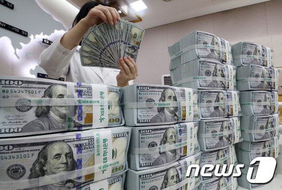 21일 서울 중구 KEB하나은행 명동점에서 은행 관계자가 달러화를 정리하고 있다.2019.8.21/뉴스1 © News1 구윤성 기자