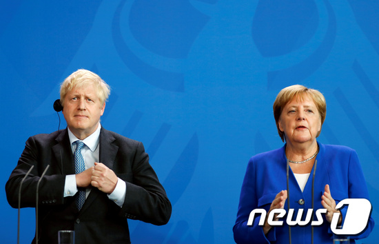 21일(현지시간) 앙겔라 메르켈 독일 총리가 보리스 존슨 영국 총리와 정상회담을 마친 후 공동 기자회견을 갖고 있다.© 로이터=뉴스1