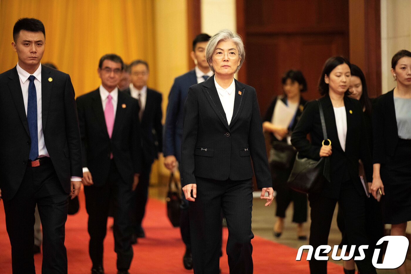 본문 이미지 - 한국의 강경화 외교부 장관이 2019년 11월 리커창 중국 총리와 회담하기 위해 베이징 인민대회당에 도착하고 있다. ⓒ 로이터=뉴스1 ⓒ News1 이동원 기자