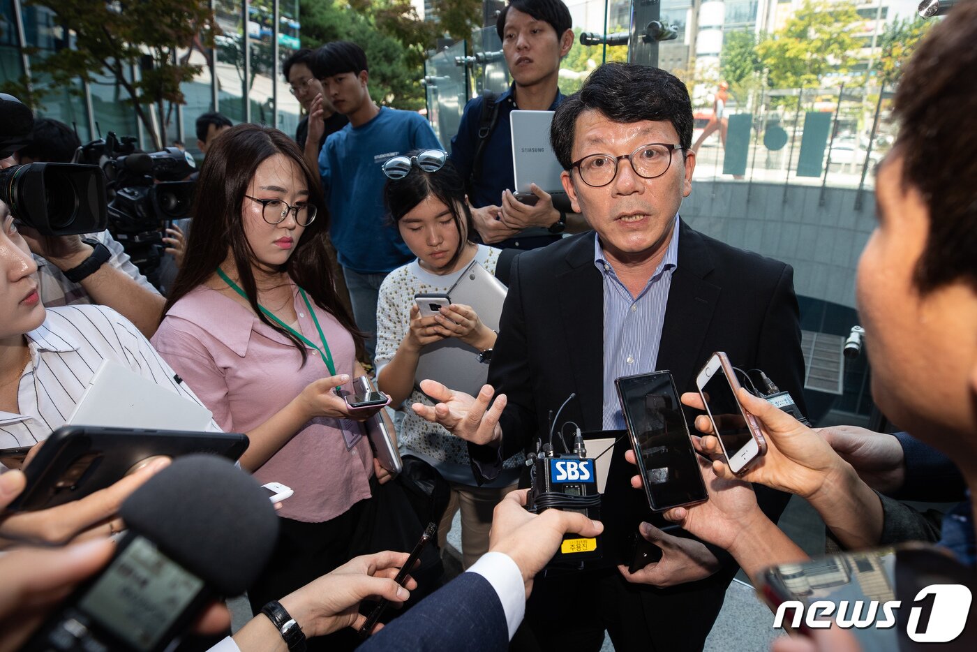 본문 이미지 - 진성철 방송통신위원회 통신시장조사과장이 지난 8월22일 서울 서초구 행정법원에서 열린 '접속 속도 장애 과징금' 관련 페이스북이 제기한 방송통신위원회 상대 시정명령 등 처분 취소 청구 소송에서 패소 판결이 나온 후 법원 앞에서 취재진 질문에 답하고 있다.  ⓒ News1 유승관 기자