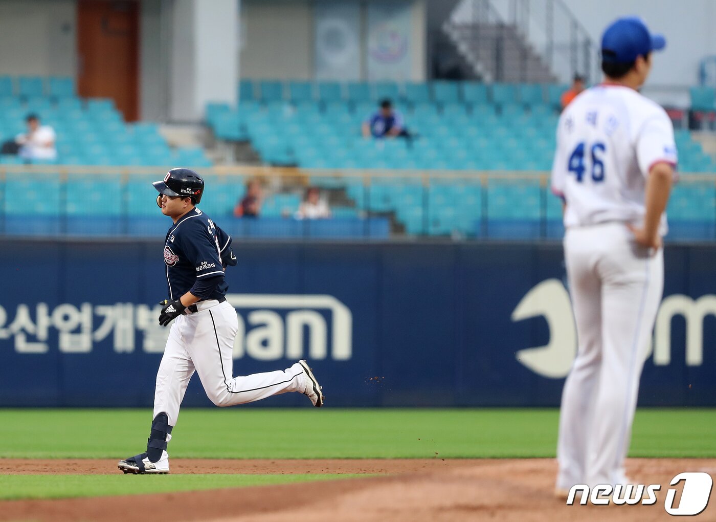 본문 이미지 - 22일 오후 대구삼성라이온즈파크에서 열린 프로야구 ‘2019 신한은행 마이카 KBO리그’ 삼성 라이온즈와 두산 베어스의 경기에서 1회초 2사 만루상황 두산 6번타자 오재일이 우측 담장 넘어가는 만루홈런을 때린 뒤 베이스를 돌고 있다. 2019.8.22/뉴스1 ⓒ News1 공정식 기자