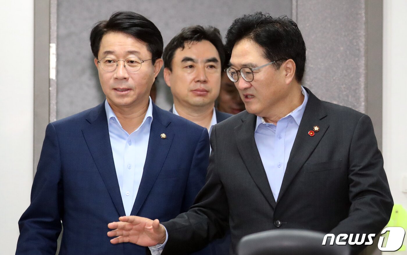 본문 이미지 - 조정식 더불어민주당 정책위 의장과 우원식 기후변화대응 및 에너지전환산업육성 특위원장이 23일 서울 여의도 국회에서 열린 환경과 공존하는 육상풍력 활성화 방안 당정협의에서 대화를 하고 있다. 2019.8.23 ⓒ 뉴스1 김명섭 기자