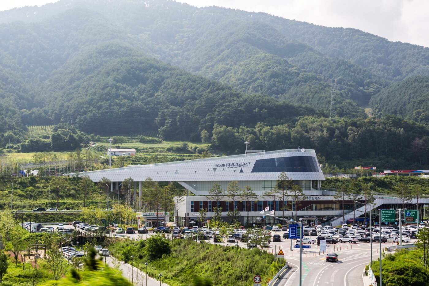 본문 이미지 - 자연과 어우러진 내린천 휴게소 외관