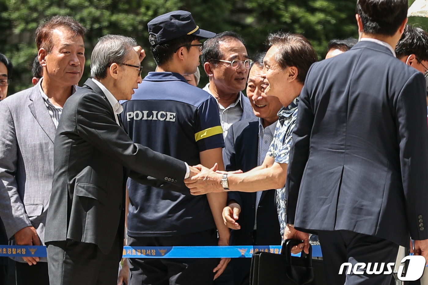 (서울=뉴스1) 성동훈 기자 = 이명박 전 대통령이 23일 오후 서울 서초구 서울고등법원에서 열린 특정범죄가중처벌등에관한법률위반(뇌물) 등 항소심 공판에 출석하던 중 지지자들과 인 …