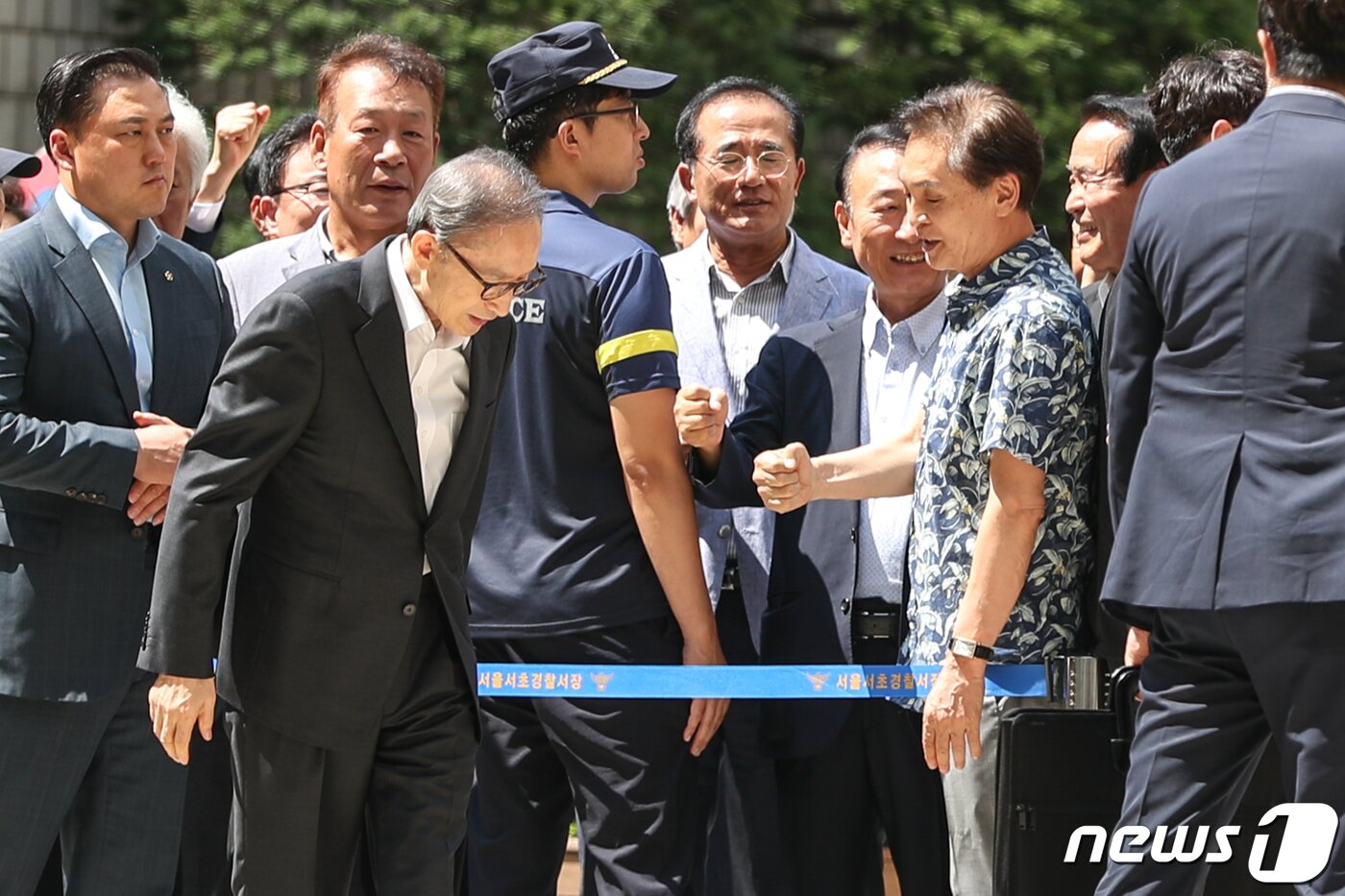 본문 이미지 - 이명박 전 대통령이 23일 오후 서울 서초구 서울고등법원에서 열린 특정범죄가중처벌등에관한법률위반(뇌물) 등 항소심 공판에 출석하던 중 지지자들과 인사하고 있다. 2019.8.23/뉴스1 ⓒ News1 성동훈 기자