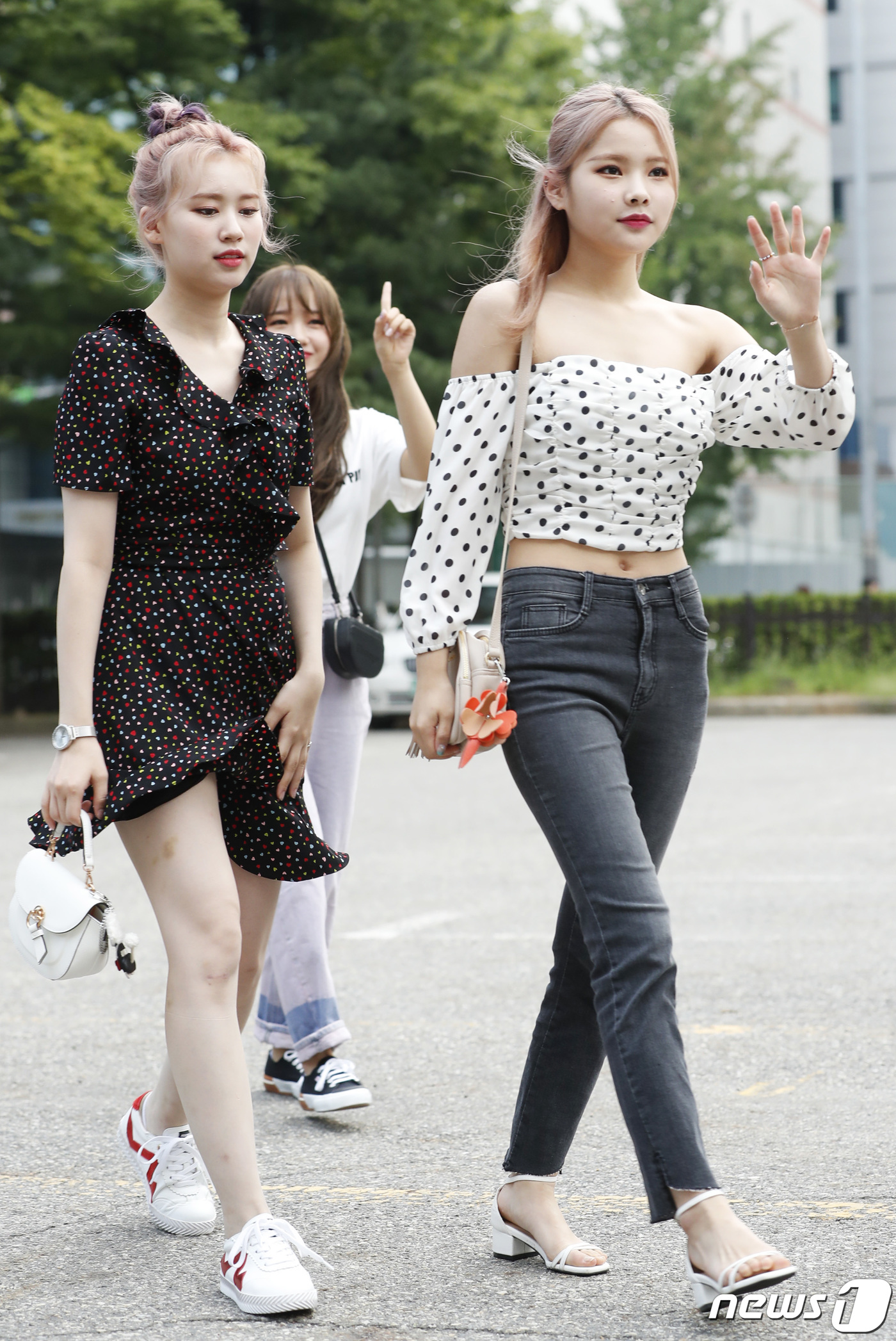 (서울=뉴스1) 권현진 기자 = 위키미키 엘리, 리나(오른쪽)가 23일 오전 서울 여의도 KBS에서 열린 KBS2 '뮤직뱅크'(뮤뱅) 리허설에 참석하고 있다. 2018.8.23/뉴 …