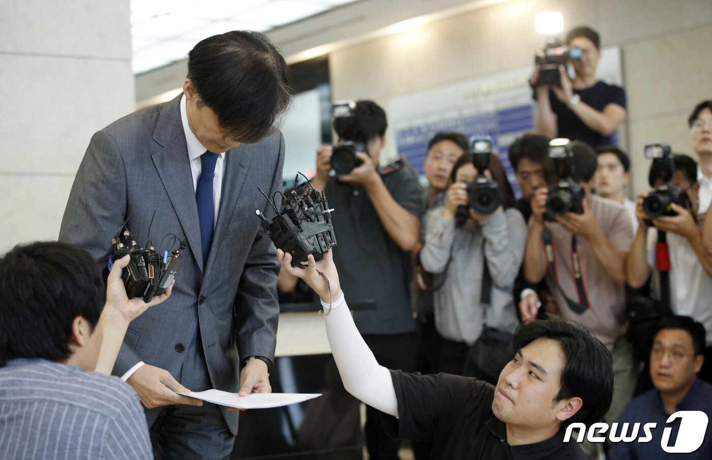 본문 이미지 - 조국 법무부 장관 후보자가 23일 오후 서울 종로구 적선현대빌딩에서 논란이 일고 있는 사모펀드와 사학재단 웅동학원을 사회에 환원하겠다고 밝힌 후 인사하고 있다.  News1 안은나 기자