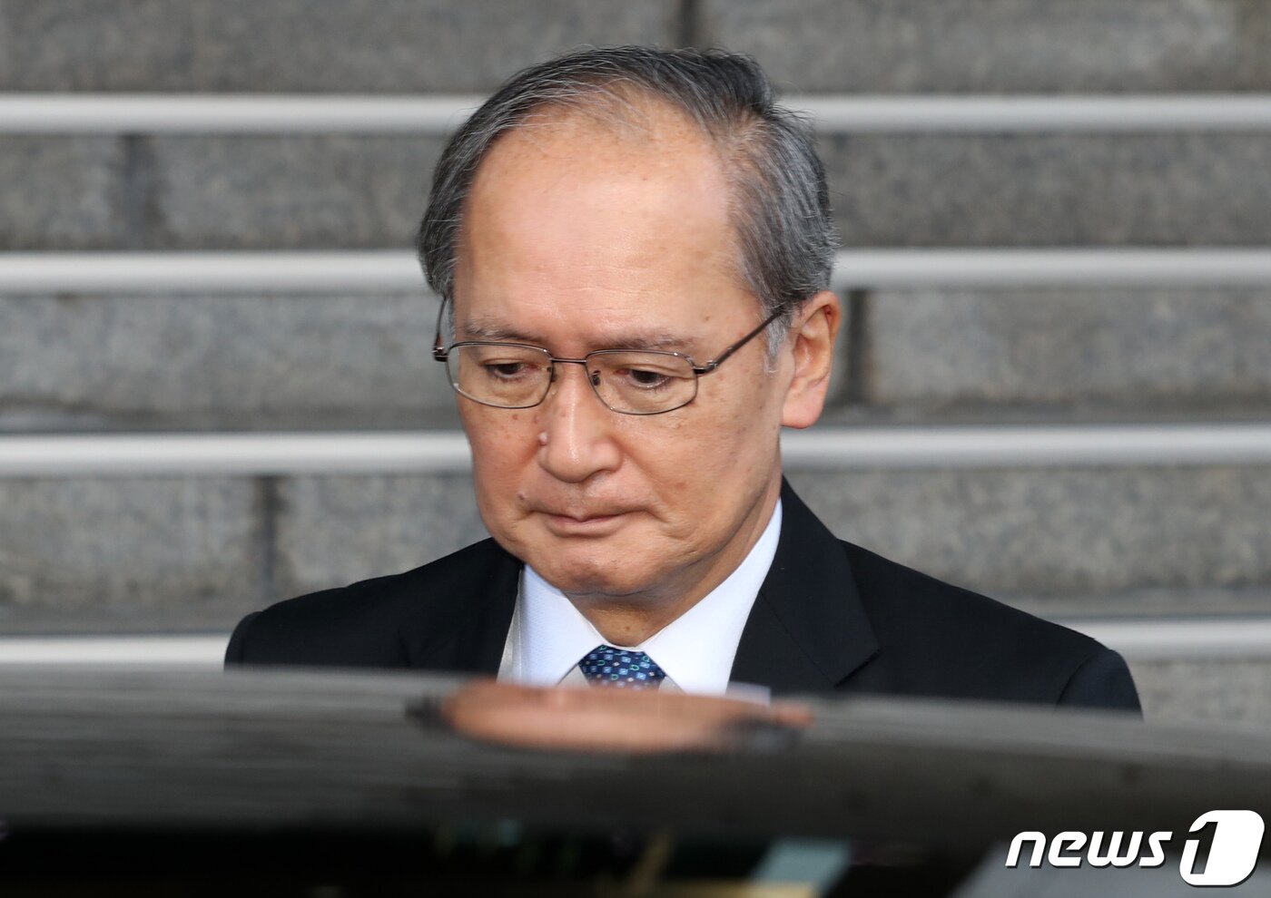 본문 이미지 - 나가미네 야스마사 주한일본대사가 23일 지소미아 종료 결정을 담은 공문을 전달 받고 서울 종로구 외교부청사를 나서고 있다. 2019.8.23/뉴스1 ⓒ News1 박세연 기자