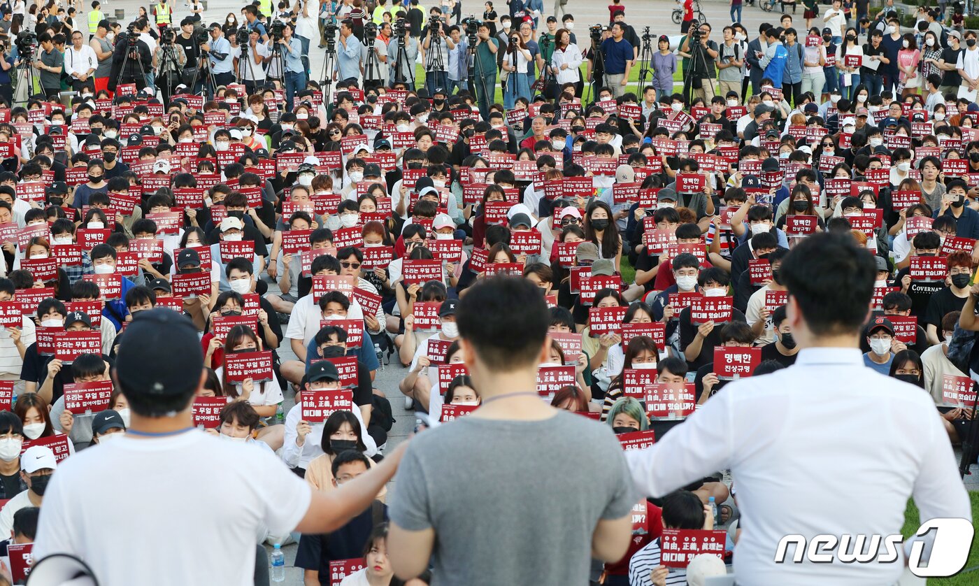 본문 이미지 - 고려대학교 학생들이 23일 오후 서울 성북구 고려대학교 중앙광장에서 조국 법무부 장관 후보자 딸의 입학 비리 의혹에 대한 진상규명을 촉구하며 구호를 외치고 있다. 2019.8.23/뉴스1 ⓒ News1 민경석 기자