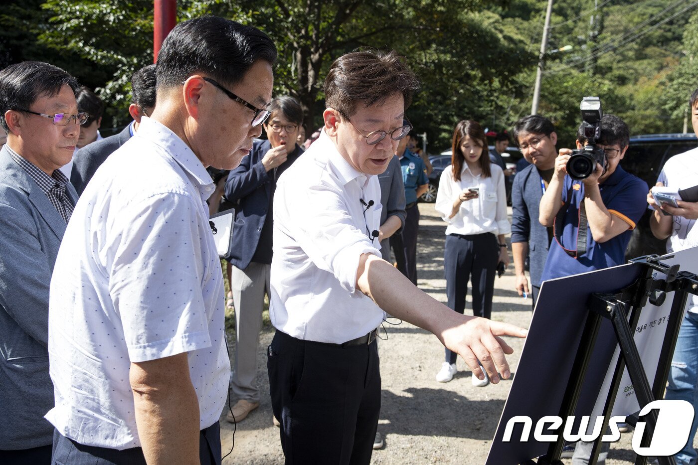 본문 이미지 - 이재명 경기도지사는 23일 양주 석현천 고비골과 여울목 일대 영업소 2곳의 철거현장을 찾아 직접 작업을 지휘하는 한편 석현천, 장군천, 돌고개천, 갈원천 일대 업주 및 주민 40여명과 간담회를 갖고 의견 및 애로사항을 청취했다.(경기도 제공)ⓒ 뉴스1