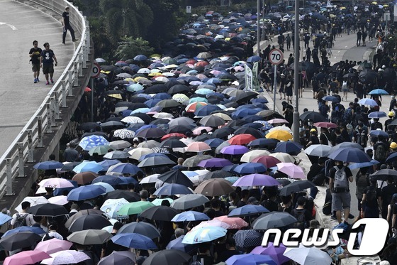24일(현지시간) 거리를 행진하는 홍콩 시위대. © AFP=뉴스1