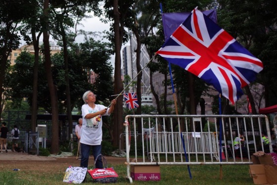 지난 6월 9일 홍콩에서 시위가 처음 시작됐을 때, 한 할머니가 빅토리아 공원에서 유니언잭을 흔들고 있다. - SCMP 갈무리