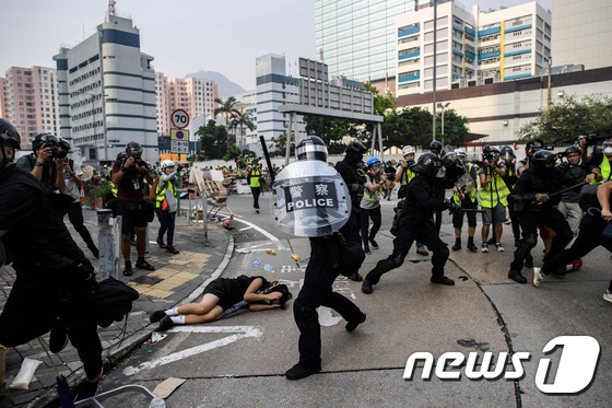 홍콩 시위대 진압하는 경찰