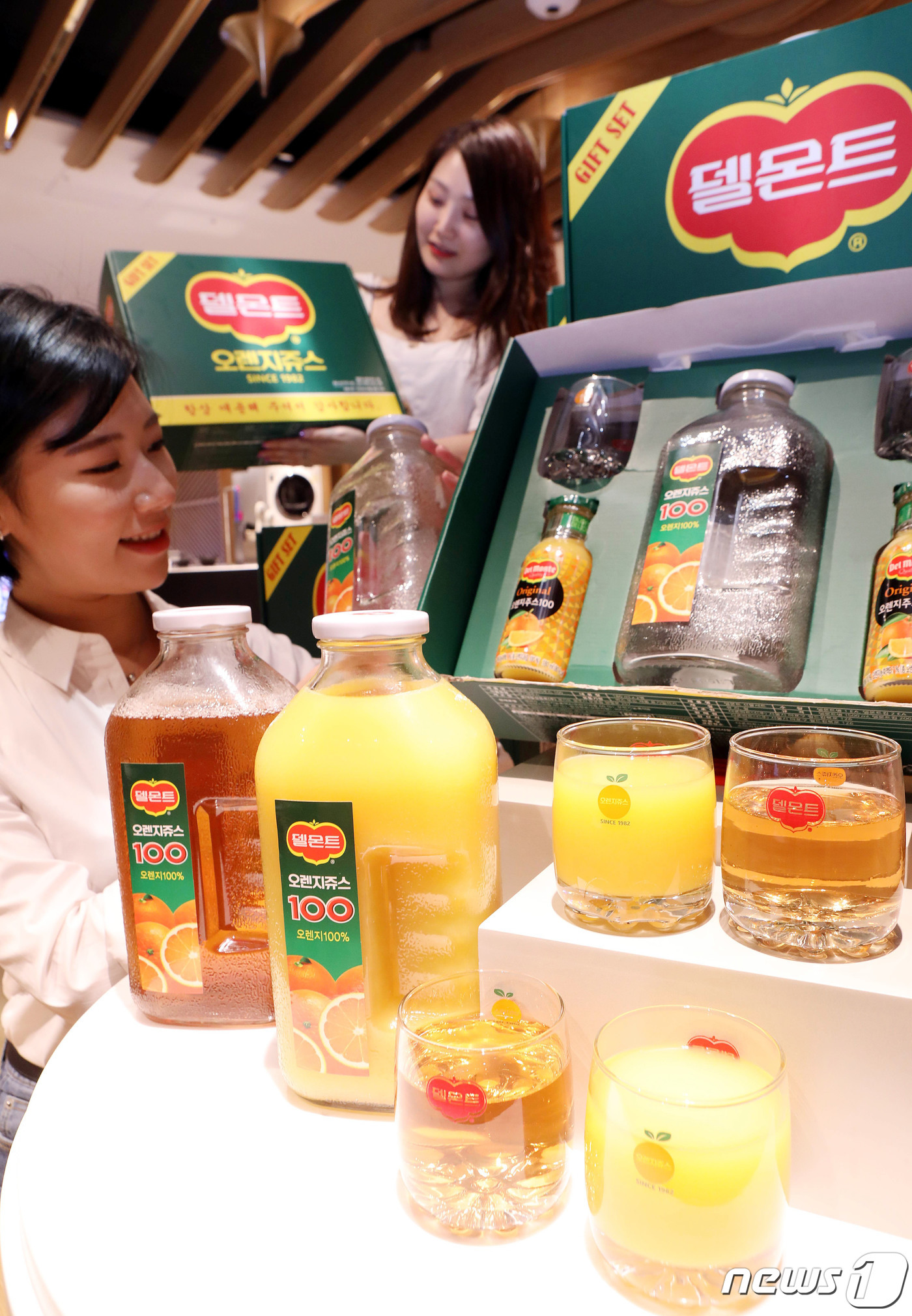 (서울=뉴스1) = 롯데백화점이 공식 온라인 쇼핑몰 '엘롯데'를 통해 오는 27일부터 롯데 칠성 음료와 협업해 만든 '델몬트 뉴트로 선물세트'를 3000세트 한정으로 2만 1900 …