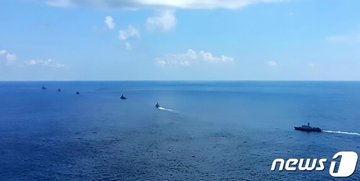 본문 이미지 - 2019년 8월 25일 실시된 동해 영토수호훈련에서 해군과 해양경찰 함정이 독도 주변 해역에서 해상 경계활동에 임하고 있다. 2019.8.25/뉴스1