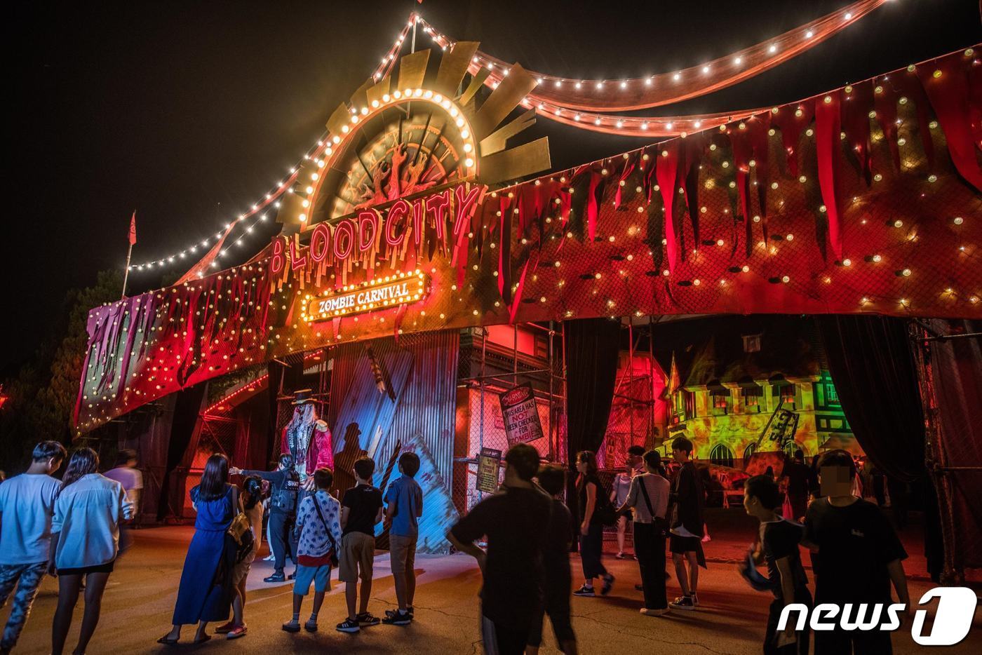 본문 이미지 - 에버랜드가 블록버스터급 공포를 선사하는 '블러드시티 시즌3'와 함께 오는 30일부터 11월 17일까지 80일간 할로윈 축제를 개최한다.(에버랜드 제공) ⓒ News1
