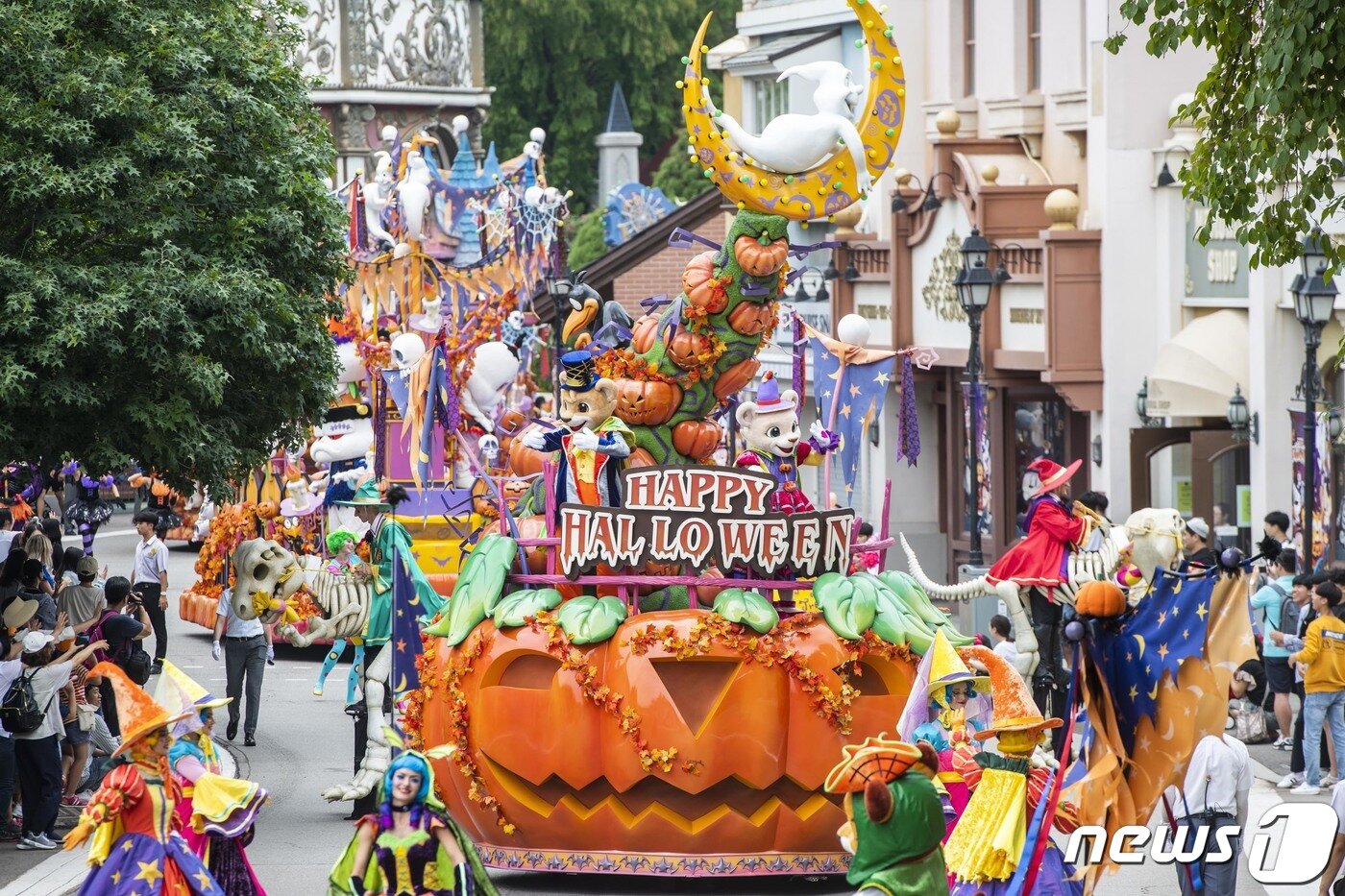 본문 이미지 - 에버랜드가 블록버스터급 공포를 선사하는 '블러드시티 시즌3'와 함께 오는 30일부터 11월 17일까지 80일간 할로윈 축제를 개최한다.(에버랜드 제공) ⓒ News1
