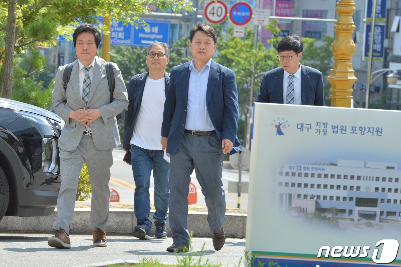 본문 이미지 - 11·15포항지진 손해배상 1차 변론기일인 26일 오후 대구지방법원 포항지원(재판장 서영애) 제1민사부로 피해자 측 변호인단이 참석하고 있다. 2019.8.26/뉴스1 ⓒ News1 최창호 기자