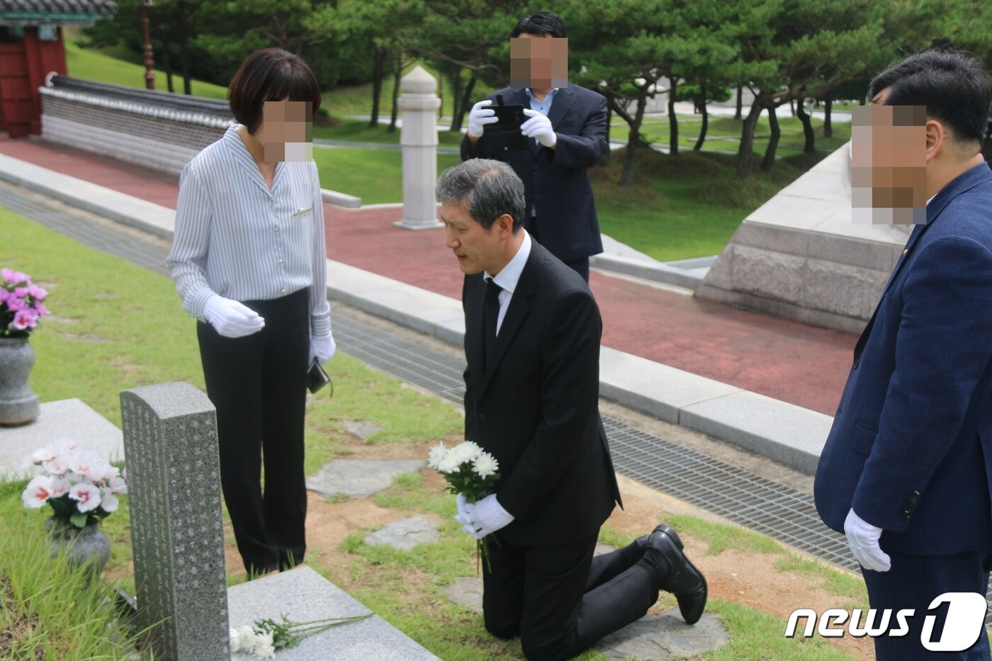 본문 이미지 - 노태우 전 대통령의 아들 재헌씨가 지난 2019년8월23일 광주 북구 국립5·18민주묘지를 찾아 참배하고 있다. 재헌씨는 이날 참배에 앞서 방명록에 '삼가 옷깃을 여미며 5·18광주민주화운동 희생자분들 영령의 명복을 빕니다. 진심으로 희생자와 유족분들께 사죄드리며 광주 5·18 민주화운동의 정신을 가슴깊이 새기겠습니다'고 적었다.(국립5·18민주묘지 관리사무소 제공) 2019.8.26/뉴스1