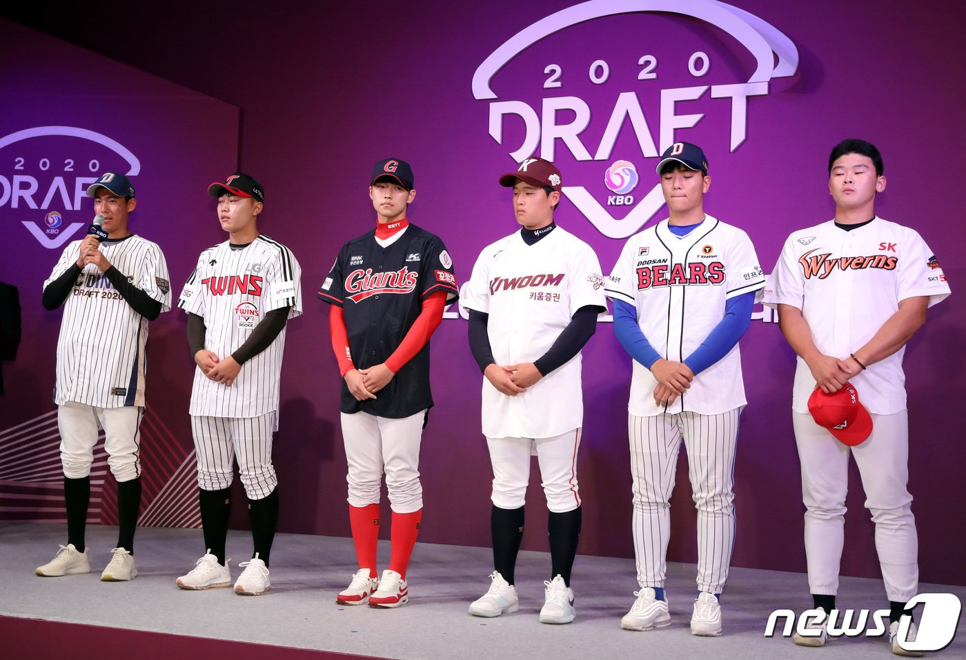 26일 오후 서울 중구 웨스틴조선호텔 그랜드볼룸에서 열린 2020 KBO 신인 드래프트에서 1라운드 지명을 받은 정구범&#40;왼쪽부터&#41;, 김윤식, 홍민기, 이종민, 장규빈, 전의산 선수가 무대에 올라 포부를 밝히고 있다 .2019.8.26/뉴스1 ⓒ News1 박정호 기자