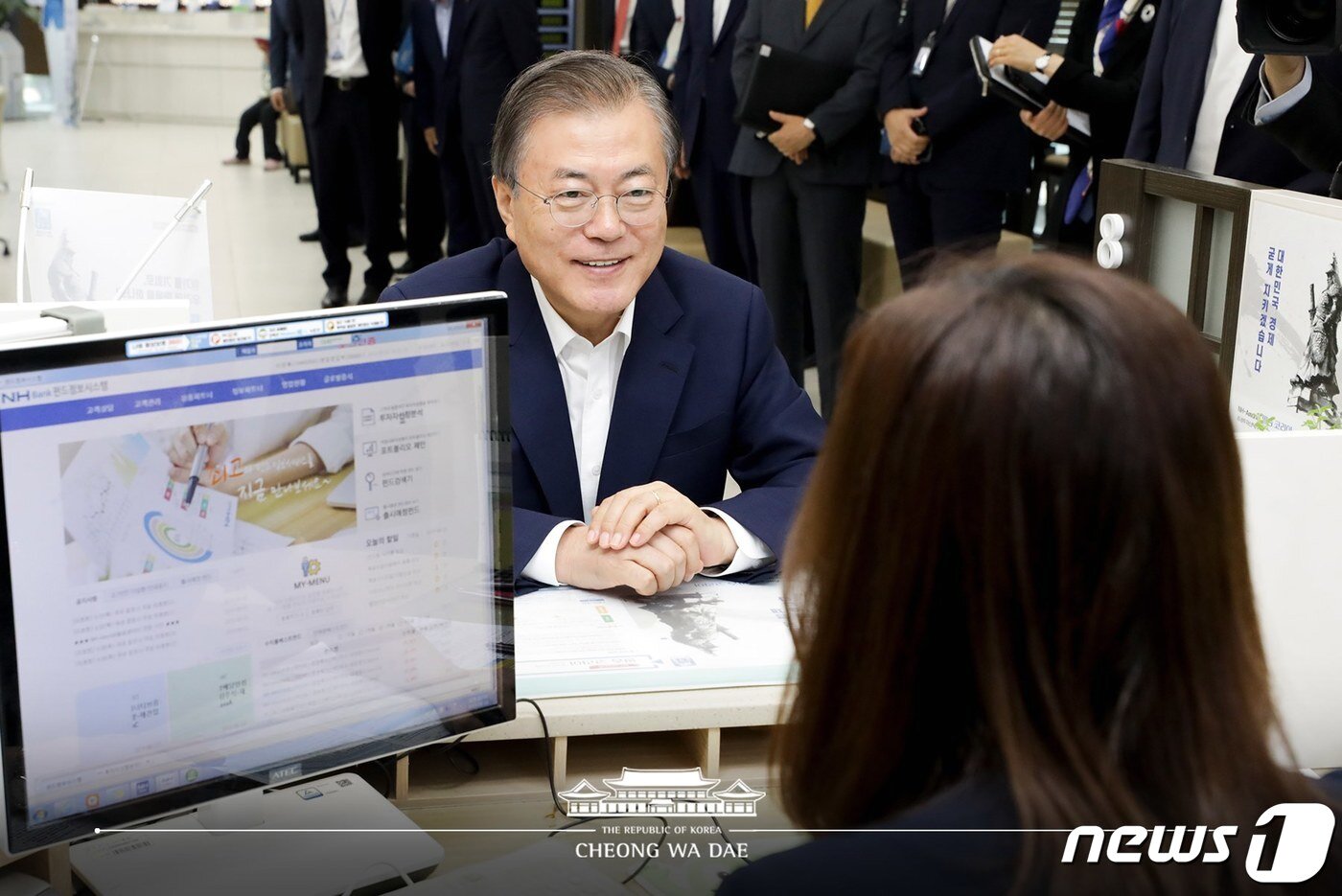 본문 이미지 - 문재인 대통령이 지난 2019년 8월26일 오전 중구 NH농협은행 본점에서 경쟁력 강화가 시급한 소재·부품·장비 분야 국내 기업에 투자하는 주식형 펀드인 '필승코리아 펀드'(NH-Amundi 필승코리아증권투자신탁 상품)에 가입하고 있다. (청와대 페이스북) 2019.8.26/뉴스1