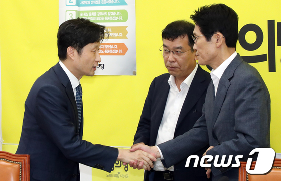 김후곤 법무부 청문회 준비단장과 악수하는 윤소하 원내대표
