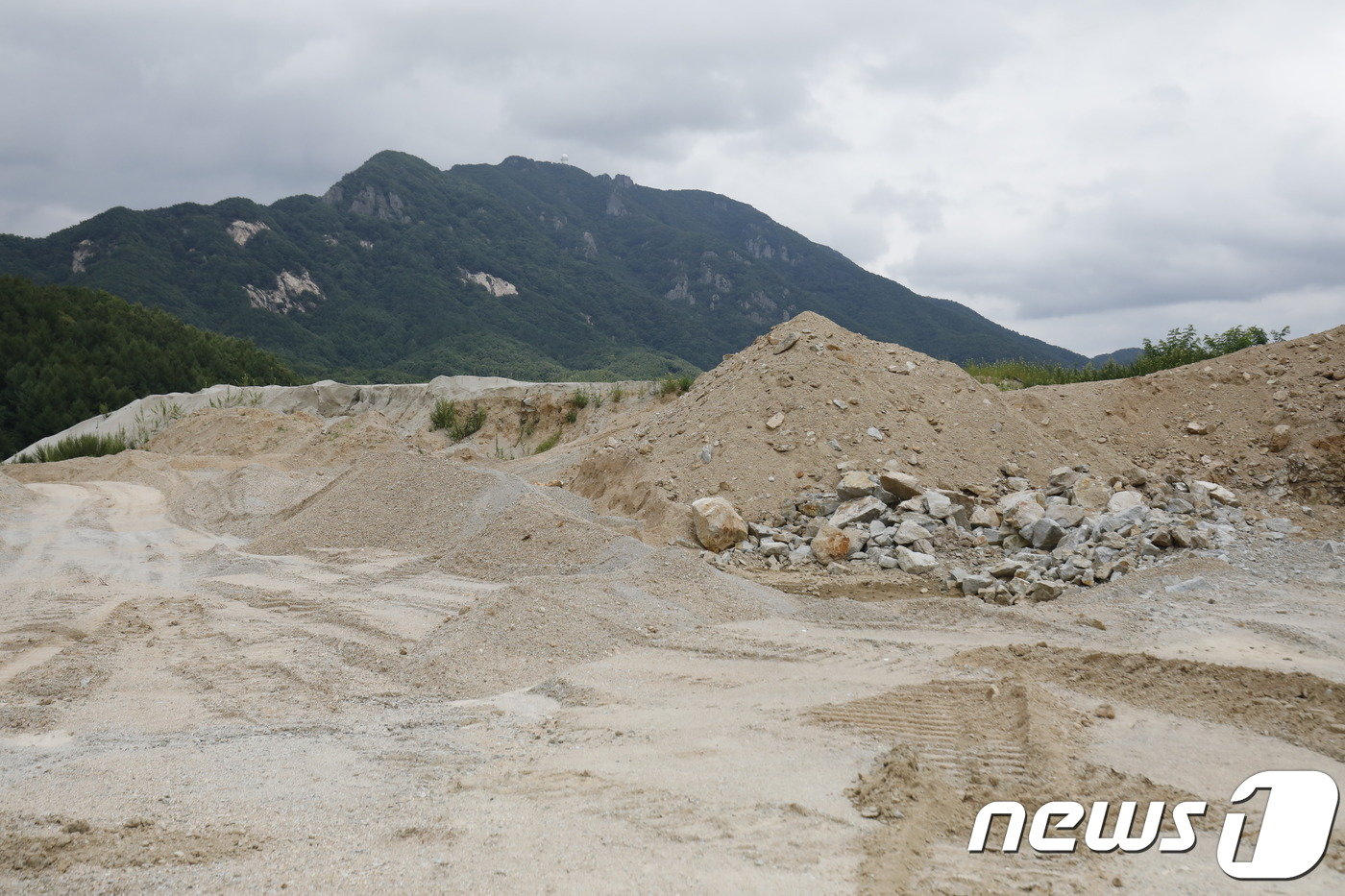 골재 채취 허가지역을 벗어난 인근 556 목장용지까지 채취한 모습.ⓒNews1 송규복 기자