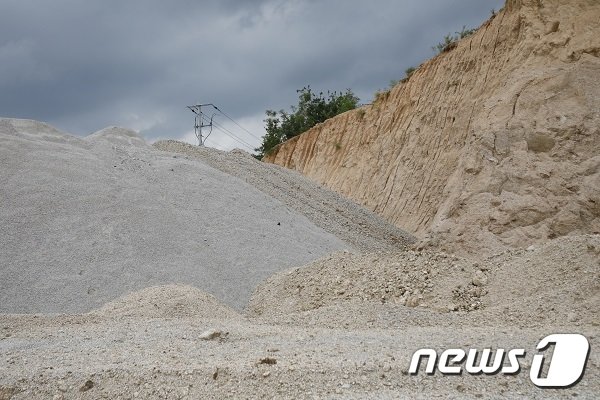 이 업체는 일정한 경사각 내에서만 채취를 해야 함에도 불구하고 주변 임야를 훼손하는 등 마구잡이식 골재를 불법 채취했다는 지적을 받고 있다.ⓒ 뉴스1 송규복 기자