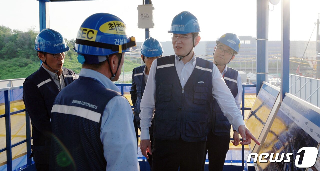 본문 이미지 - 이재용 삼성전자 부회장이 지난 8월 9일 경기도 평택시 삼성전자 반도체 평택2사업장을 찾아 경영진과 반도체 사업 전략을 논의하고 신규라인 건설 현장을 점검하고 있다. (삼성전자 제공)/뉴스1