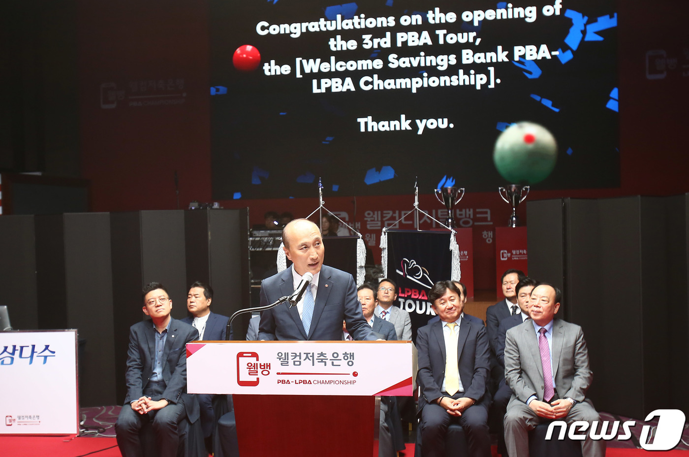 (서울=뉴스1) = 김대웅 웰컴저축은행 대표이사가 26일 오후 경기도 일산 엠블호텔에서 열린 'PBA 3차전 웰컴저축은행 웰뱅 PBA-LPBA 챔피언십 대회' 개막식에서 인사말을 …