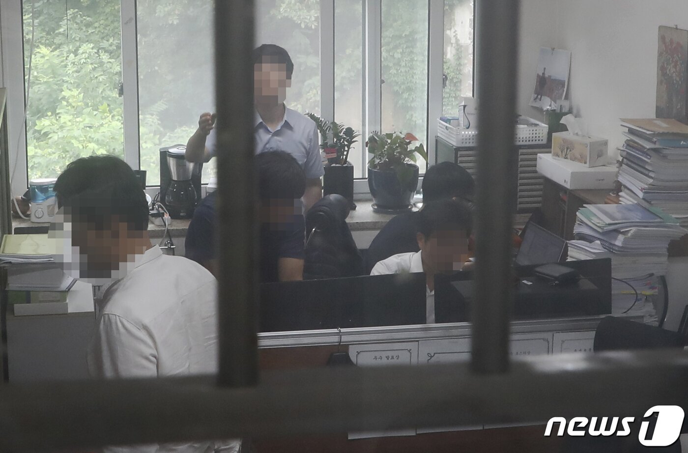 본문 이미지 - 조국(54) 법무부 장관 후보자 딸 조모(28)씨의 논문의혹과 관련해 27일 오전 검찰이 공주대 생명과학과 김광훈 교수의 사무실을 압수수색하고 있다. 2019.8.27/뉴스1 ⓒ News1 주기철 기자