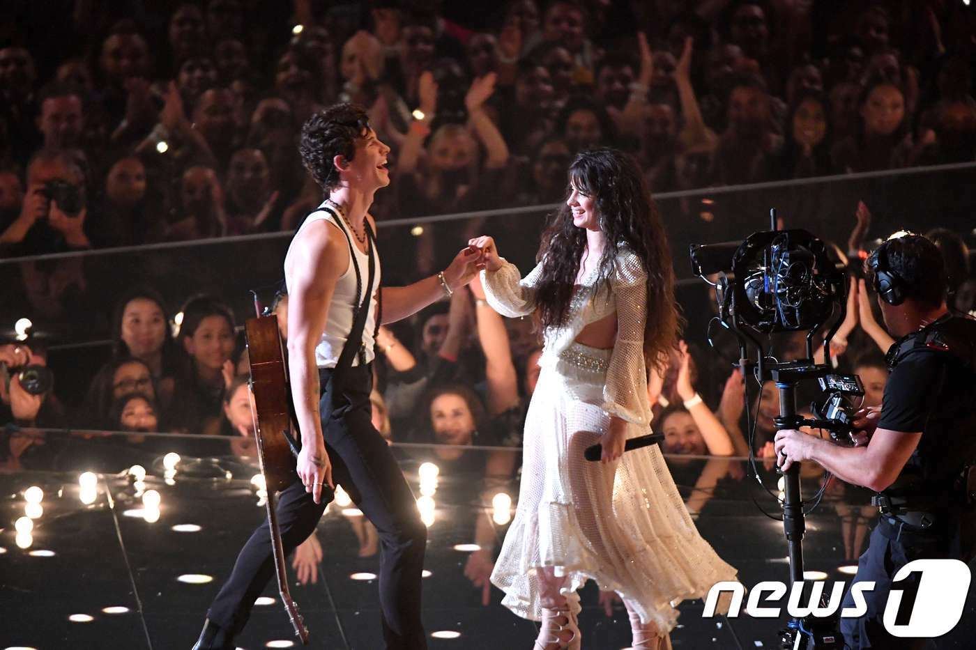 본문 이미지 - 션 멘데스(왼쪽)와 카밀라 카베요 ⓒ AFP=뉴스1