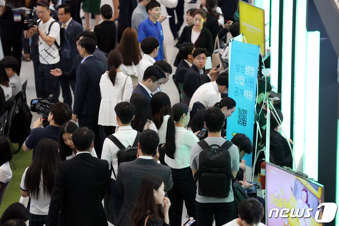 본문 이미지 - 27일 서울 중구 동대문디자인플라자에서 열린 금융권 공동채용 박람회가 많은 구직자들로 북적이고 있다. 2019.8.27/뉴스1 ⓒ News1 이광호 기자