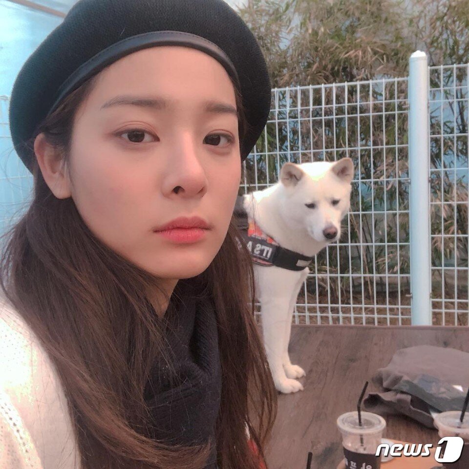 본문 이미지 - 설인아와 반려견 줄리. 사진 설인아 인스타그램 갈무리 ⓒ 뉴스1