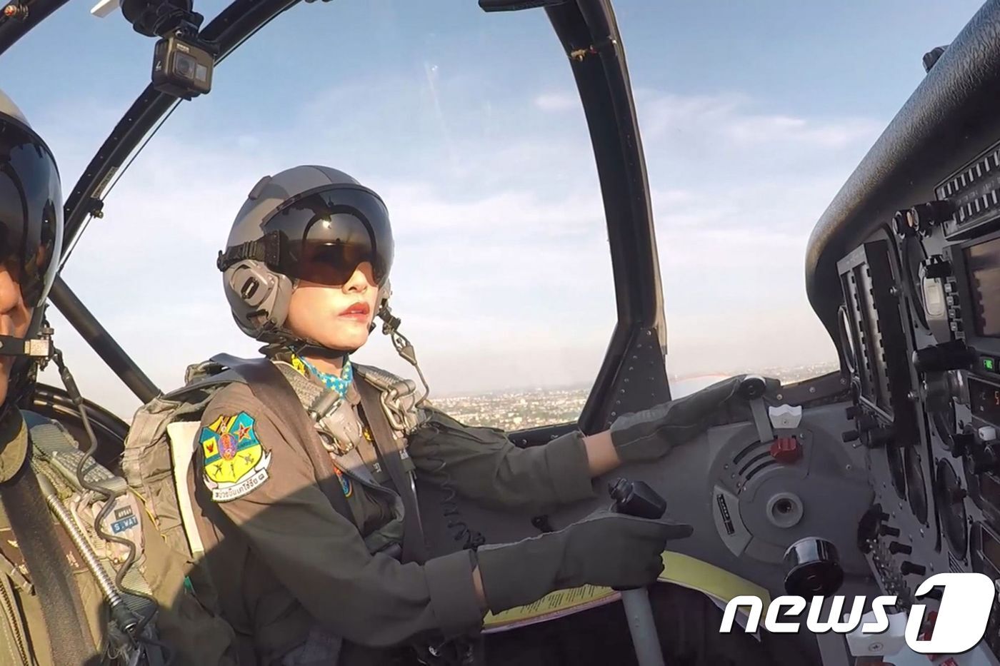 본문 이미지 - 전투기 조종사 훈련중인 시니낫 후궁 ⓒ AFP=뉴스1