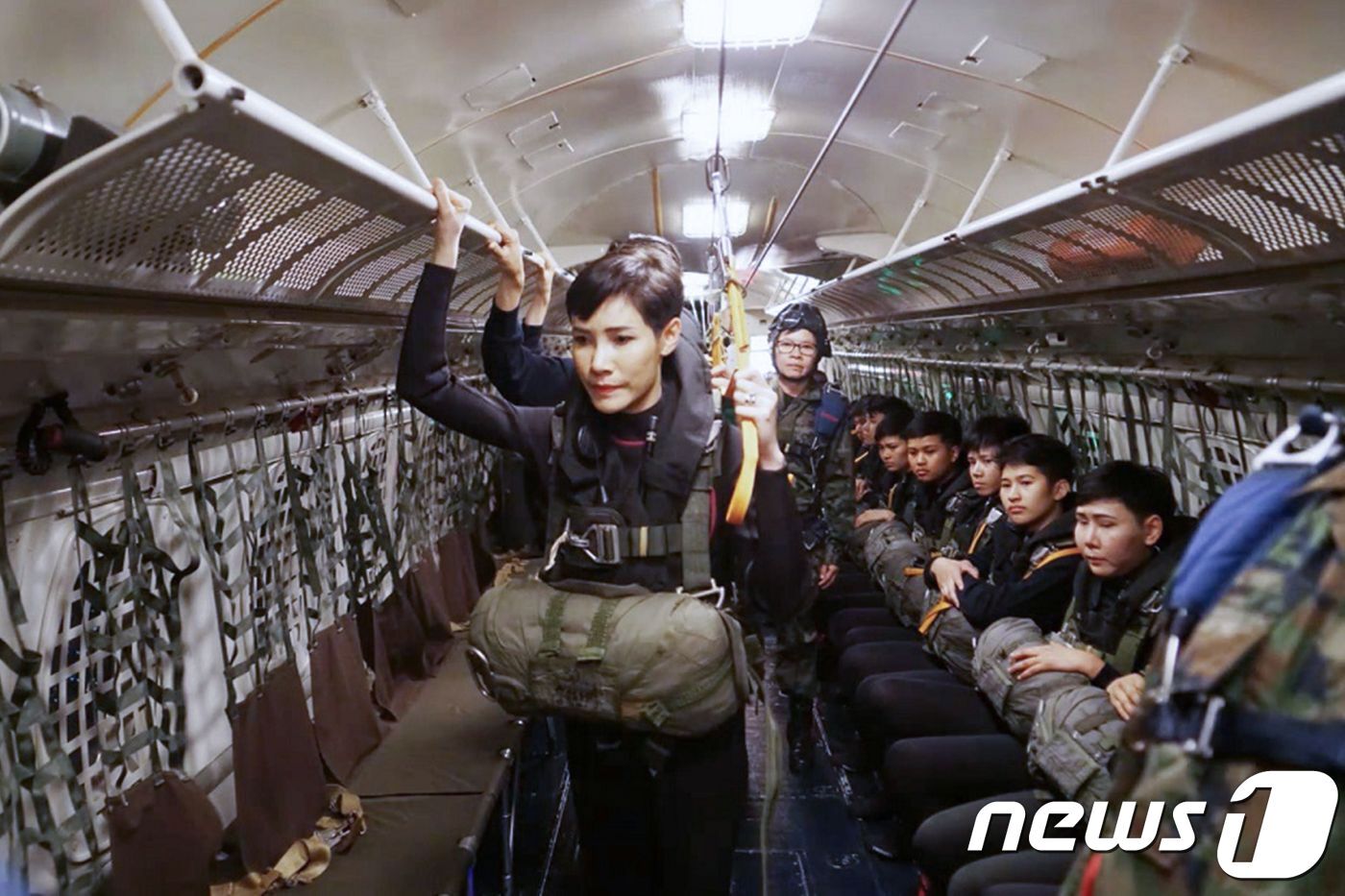 본문 이미지 - 낙하 훈련 ⓒ AFP=뉴스1