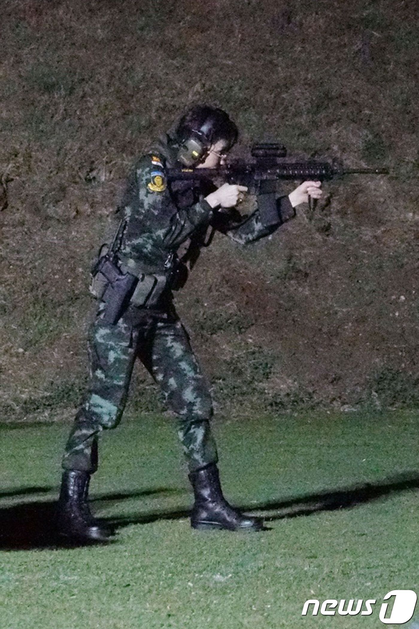 본문 이미지 - 사격 자세를 취한 시니낫 후궁 ⓒ AFP=뉴스1