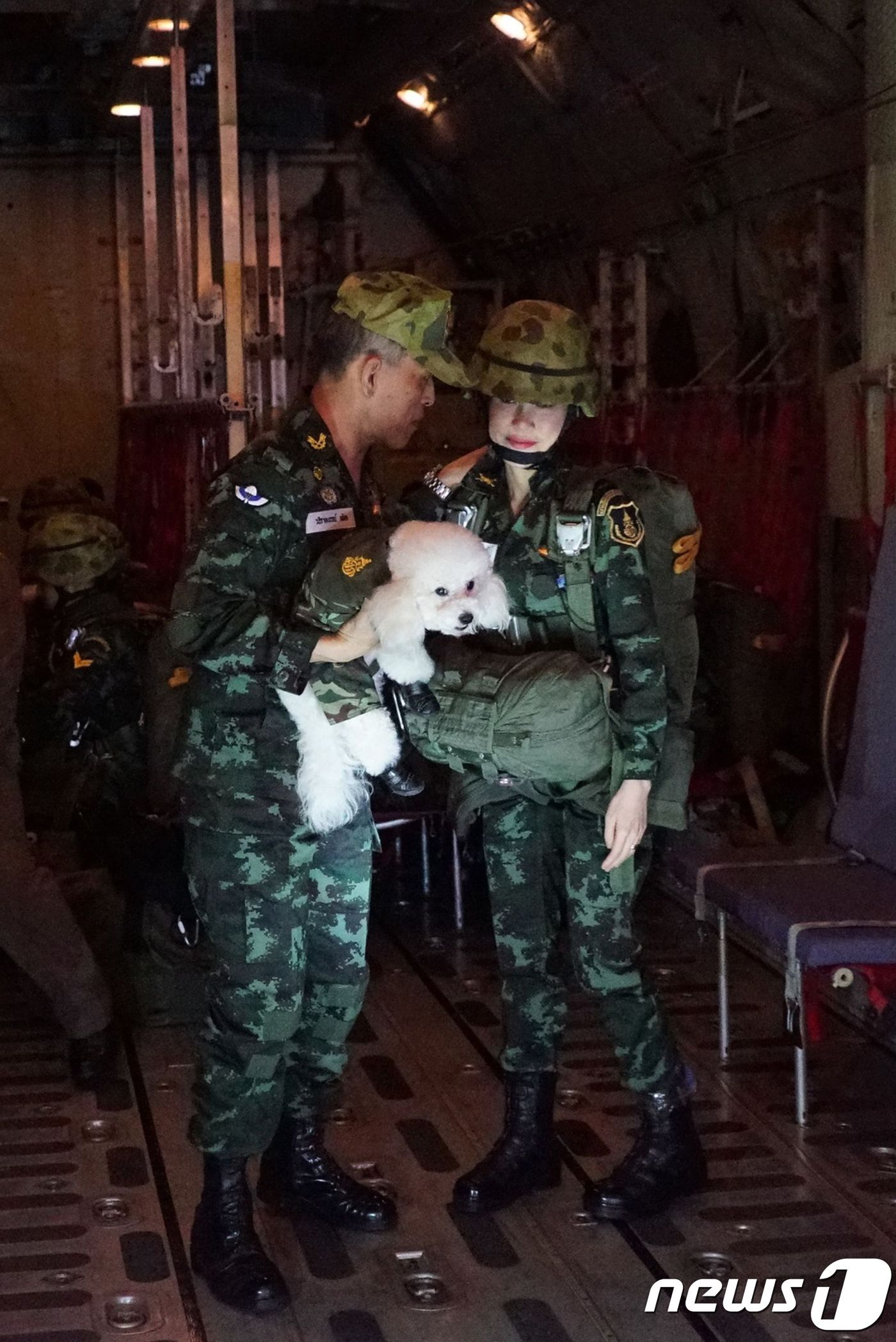 본문 이미지 - 낙하훈련중 국왕과 함께 ⓒ AFP=뉴스1